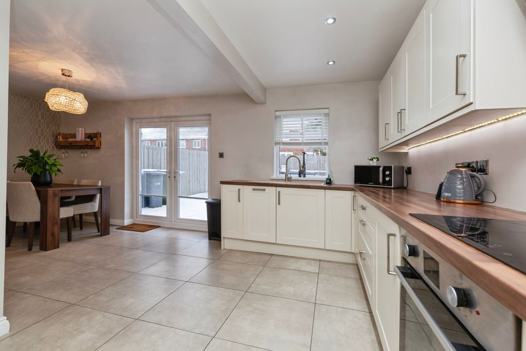 Property photo 3 of 15 Kitchen/Dining Room