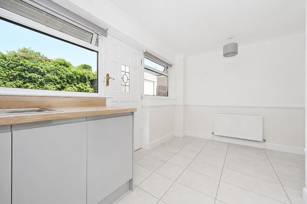 Property photo 3 of 10 Kitchen
