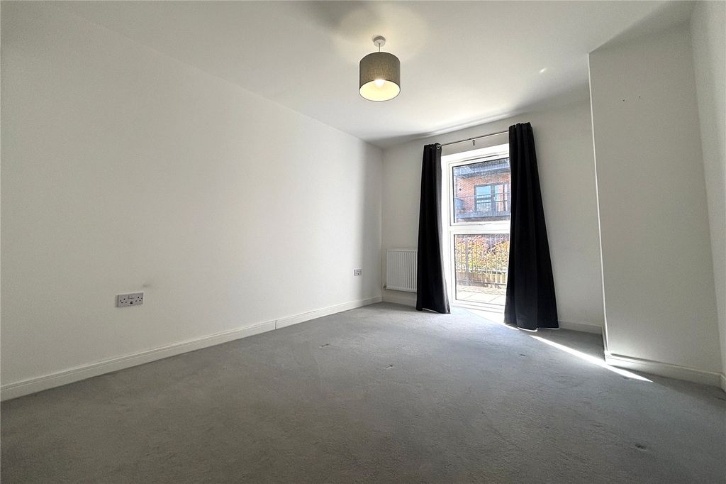 Property photo 3 of 7 Bed 1