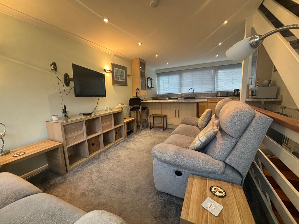 Property photo 3 of 10 Lounge