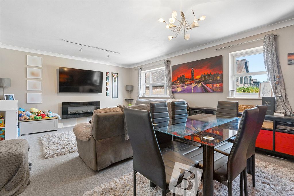 Property photo 3 of 12 Lounge