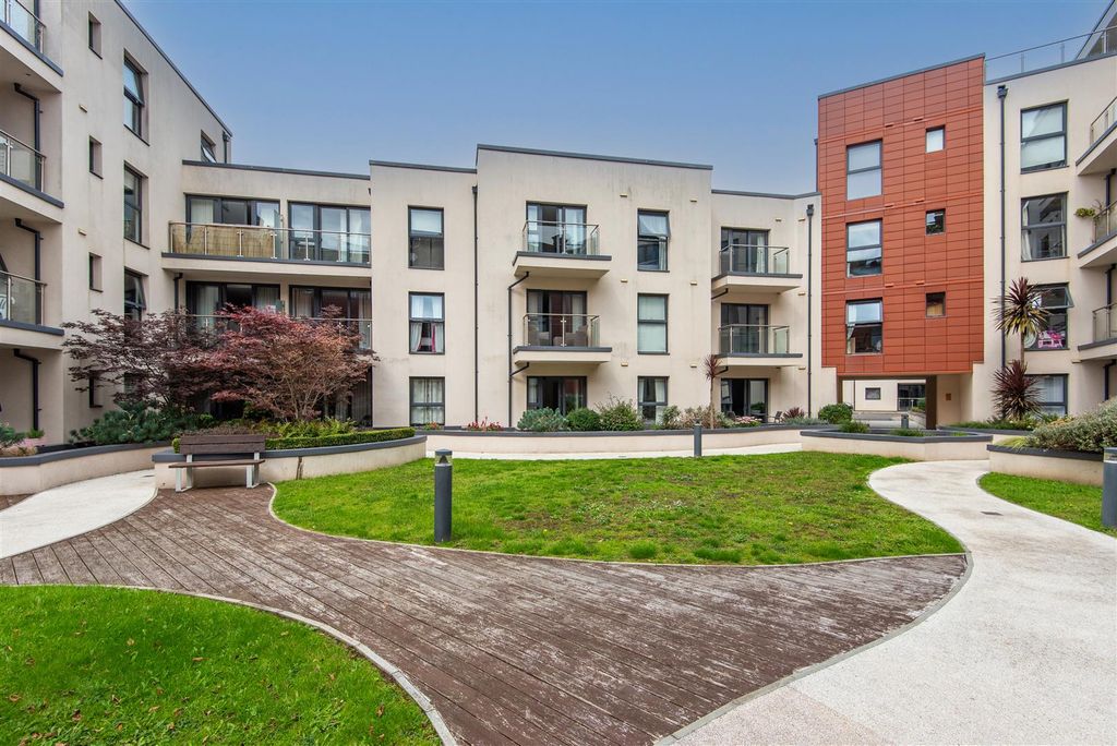 Property photo 1 of 9 Communal Gardens