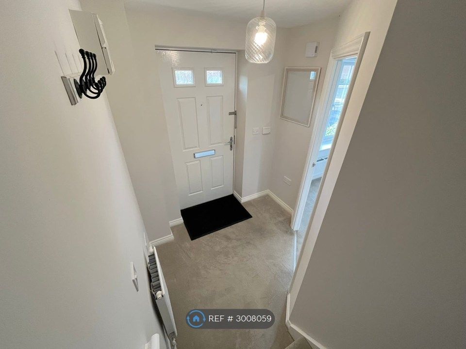 Property photo 3 of 14 Entrance Hallway