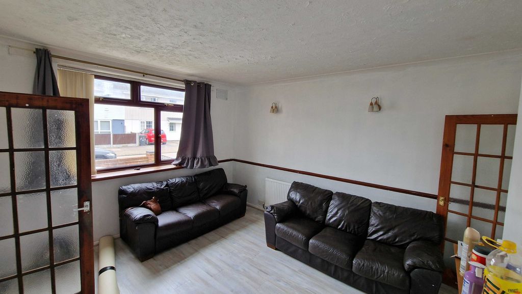 Property photo 1 of 11 Cover