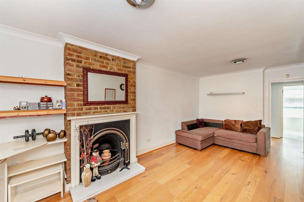 Property photo 3 of 11 8682962-Interior09-800.Jpg