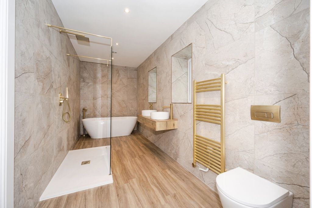 Property photo 3 of 17 Bathroom