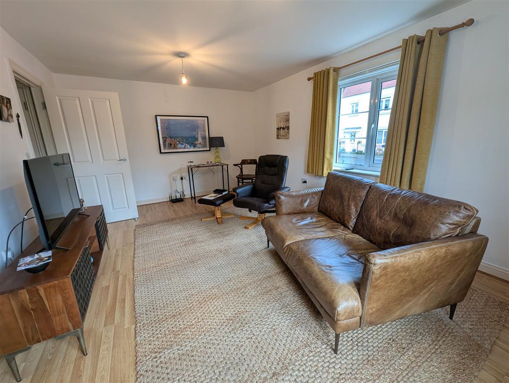 Property photo 3 of 8 Lounge