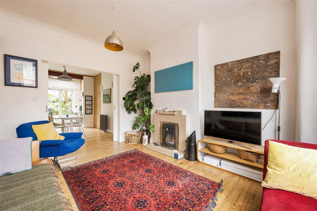 Property photo 2 of 33 Montpelier Gardens, E6