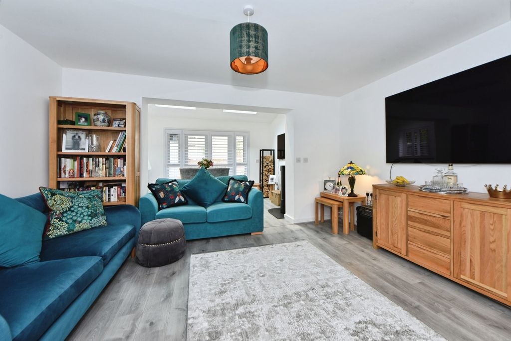 Property photo 3 of 16 Lounge