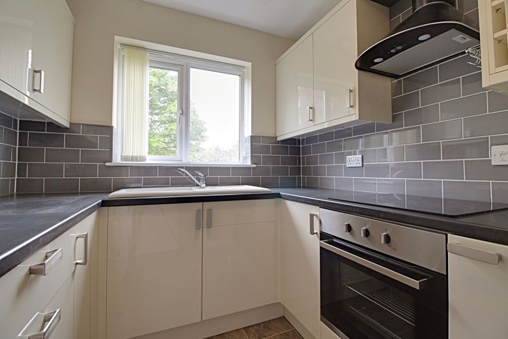 Property photo 2 of 9 Kitchen