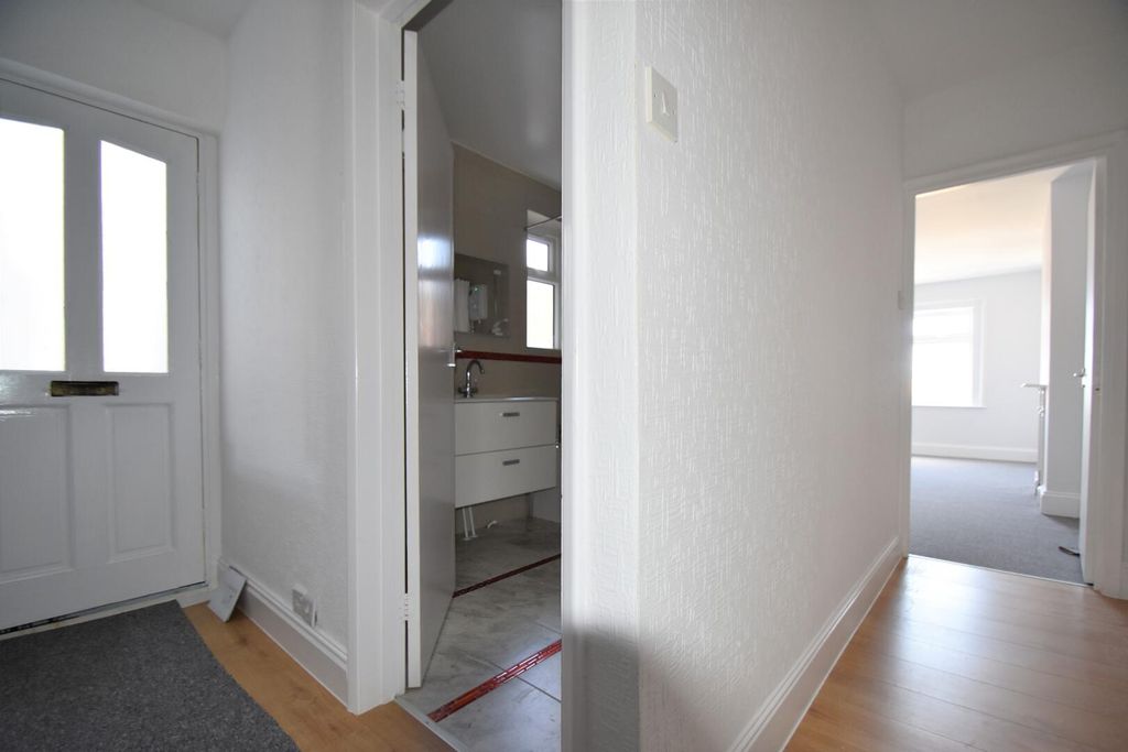 Additional image 10 of 2 bed flat to rentRegent Street, Shanklin PO37