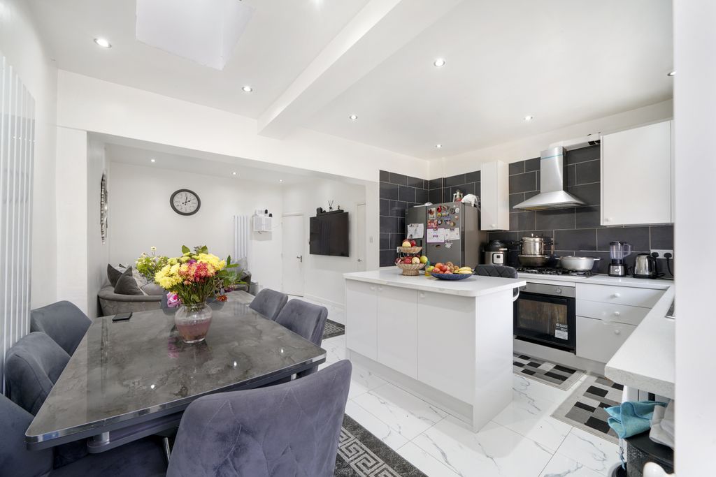 Property photo 3 of 18 Gallery