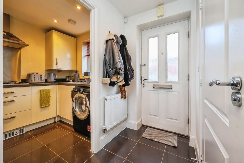 Property photo 3 of 20 Entrance Hall