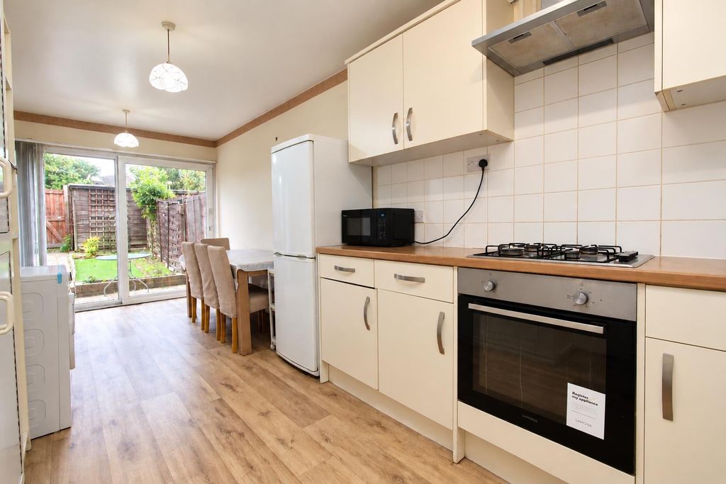 Property photo 2 of 15 Kitchen3
