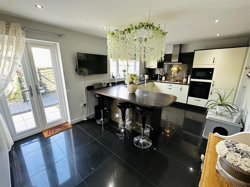 Property photo 3 of 26 Kitchen Breakfast Room