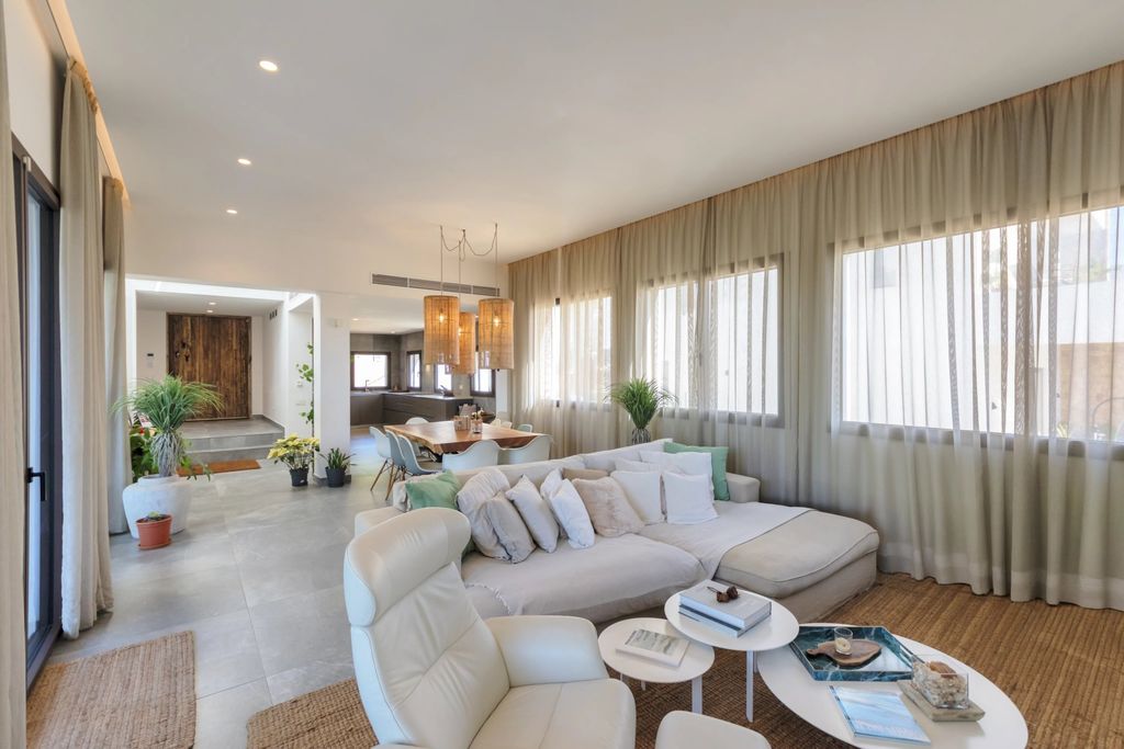 Property photo 3 of 33