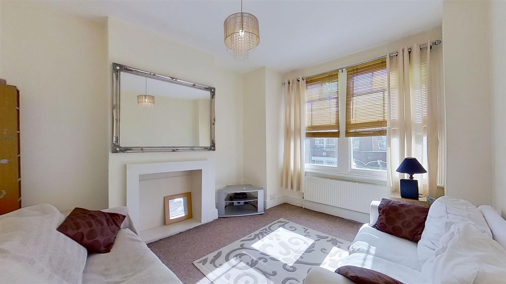 Property photo 2 of 8 141A-Penwith-Road-03292021_205007.Jpg