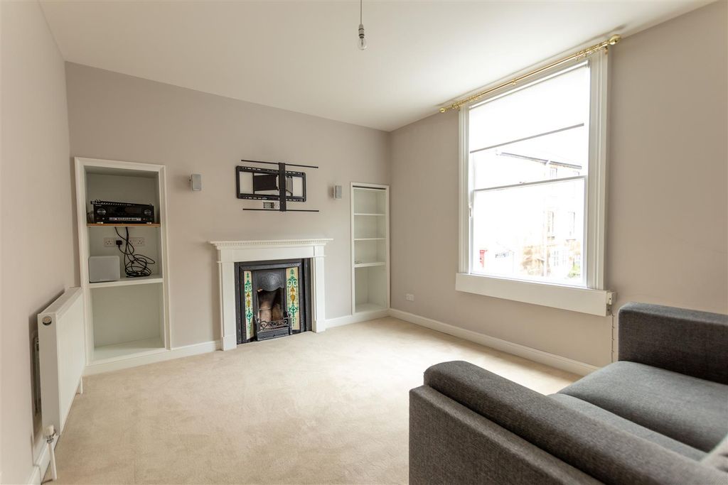 Property photo 2 of 18 Sitting Room