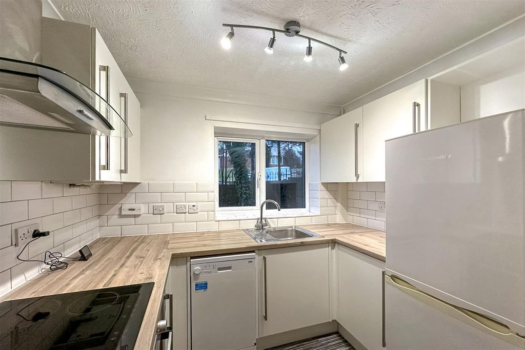 Property photo 3 of 8 Kitchen 2