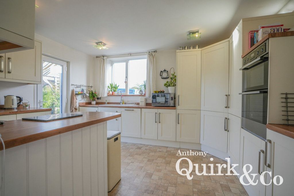 Property photo 2 of 26