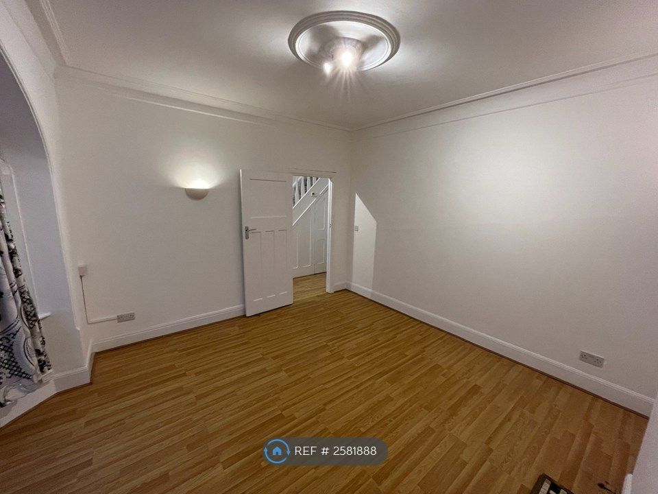 Property photo 3 of 14 Lounge