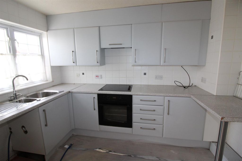 Property photo 3 of 10 Kitchen.Jpg