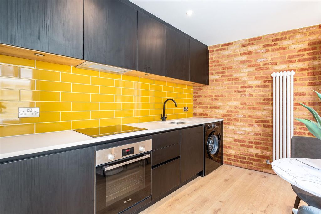 Property photo 2 of 18 9 Princes Crescent-14.Jpg