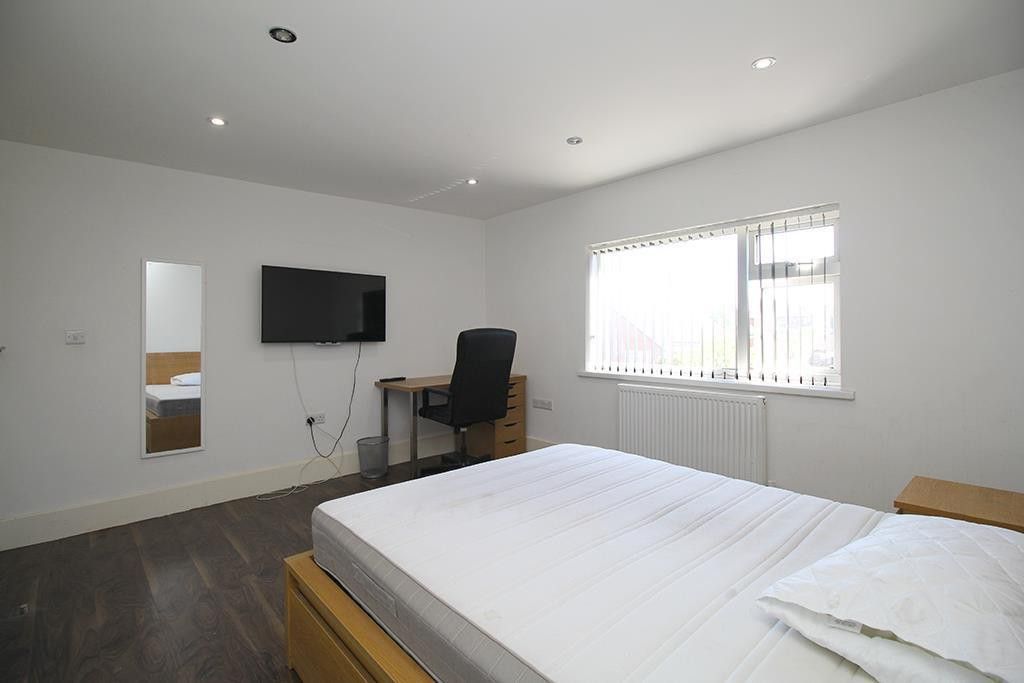 Property photo 2 of 17 Bedroom