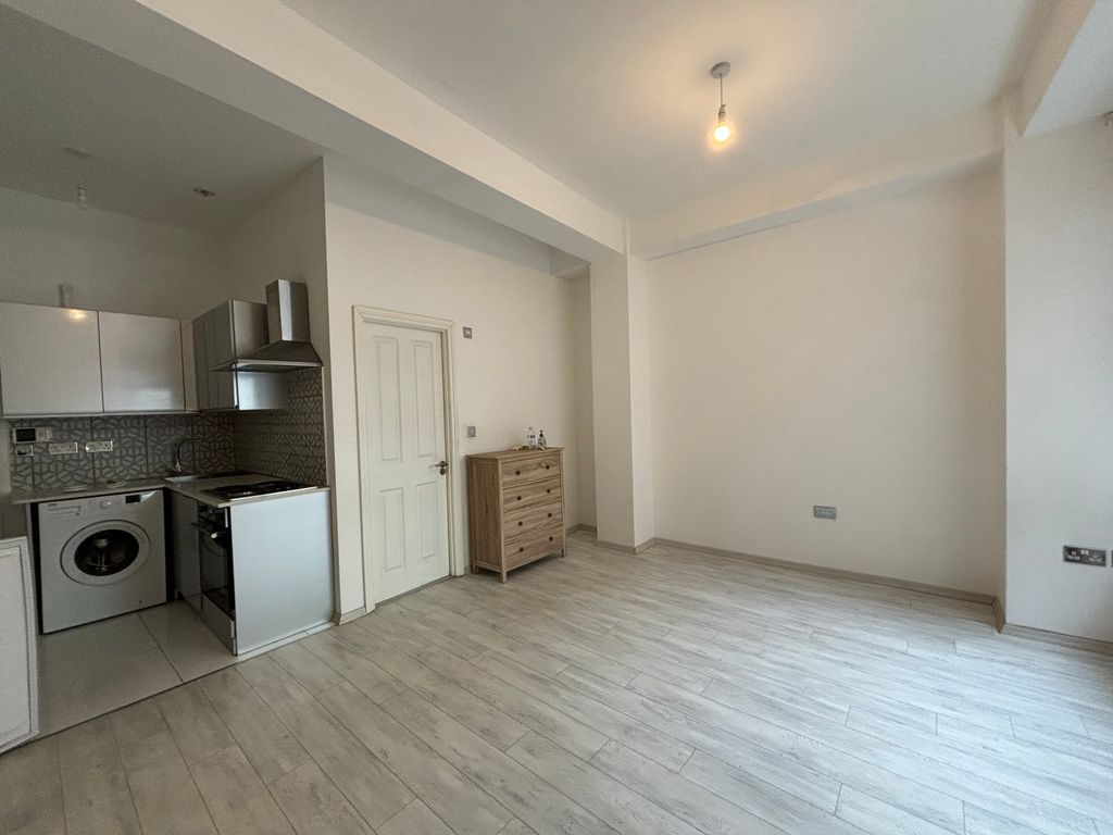 Property photo 2 of 5 Bedroom