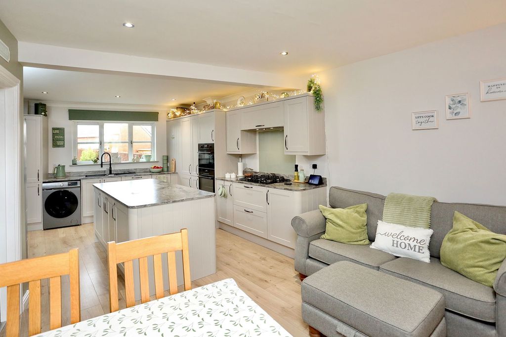 Property photo 2 of 27