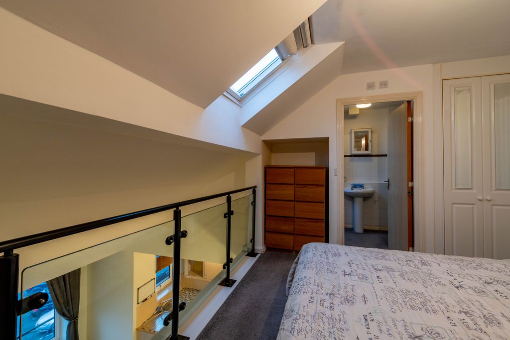 Property photo 3 of 9 Photo 8