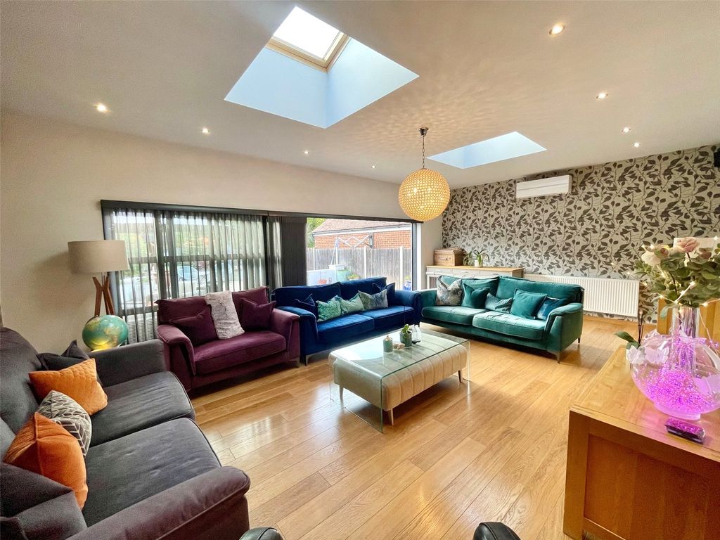 Property photo 2 of 33 Picture No. 32