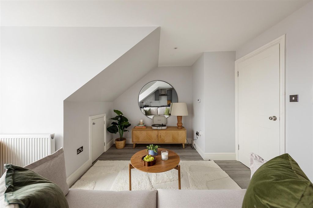 Property photo 2 of 23 Hoe Street, E17