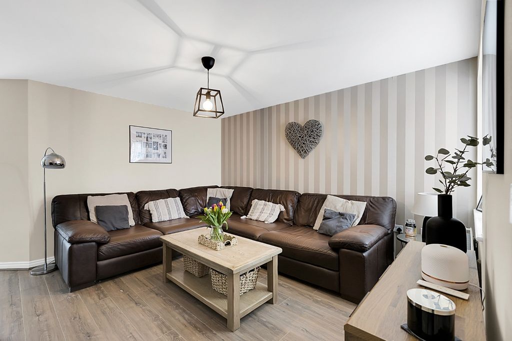 Property photo 2 of 16 4855532