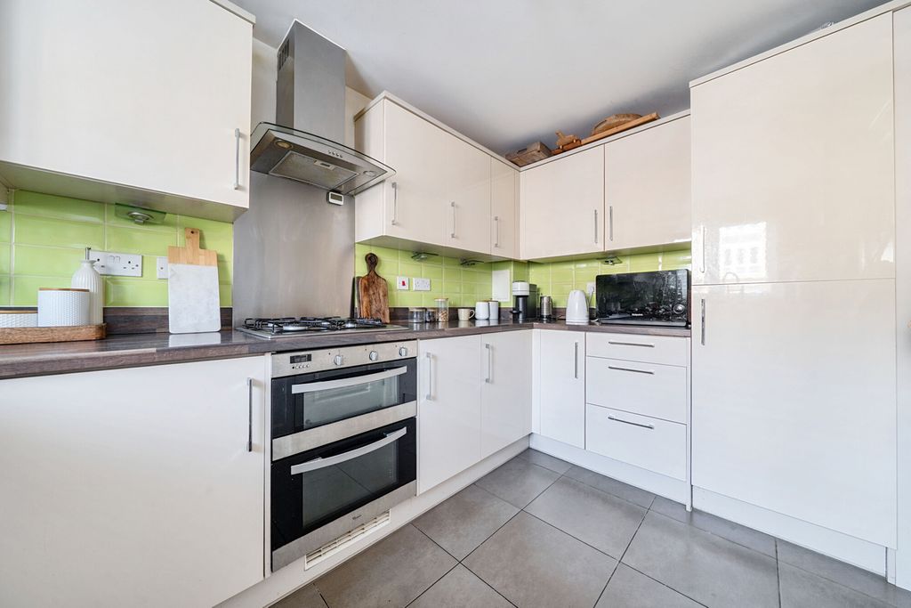 Property photo 3 of 19 Kitchen