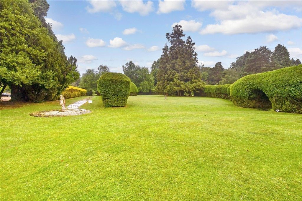 Property photo 1 of 12 Communal Gardens