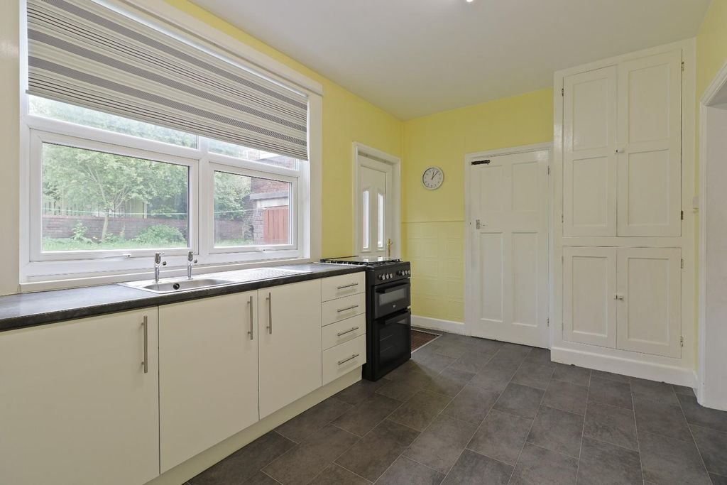 Property photo 3 of 28 Kitchen
