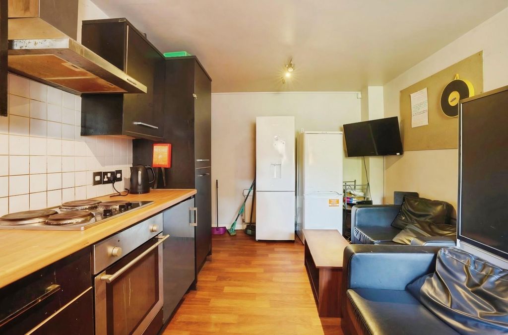 Property photo 3 of 9 Kitchen