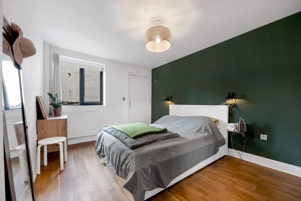 Property photo 2 of 15 Bedroom 1 View 1