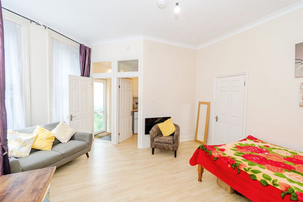 Property photo 2 of 11 Image