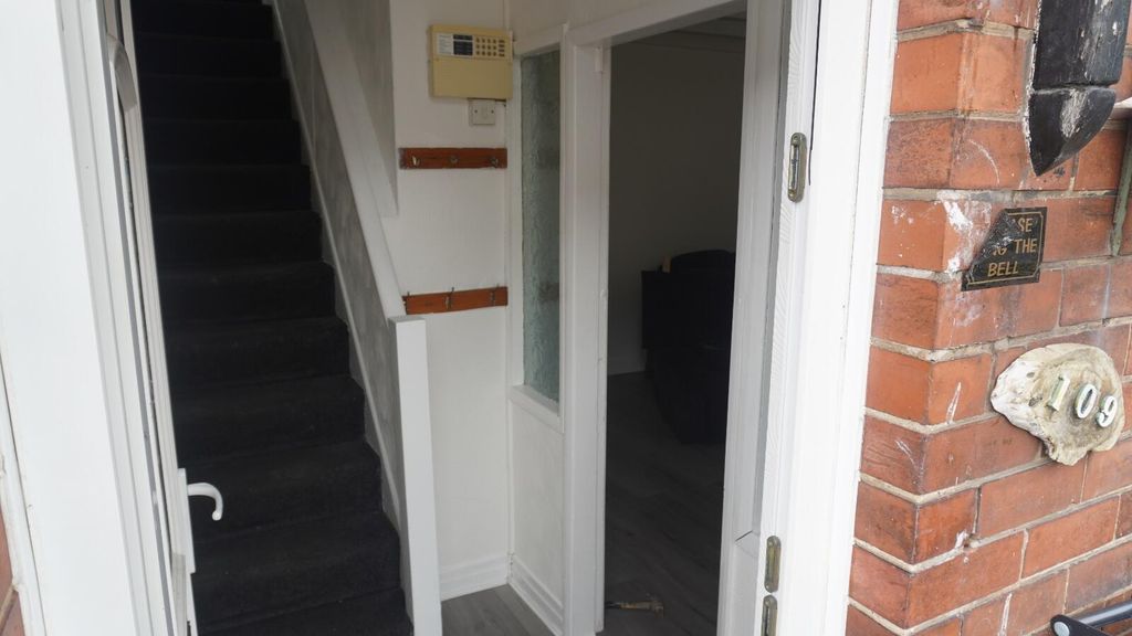 Property photo 2 of 14 Hallway