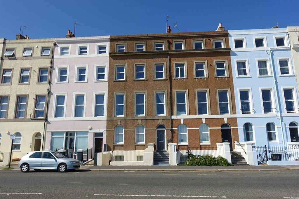 Property photo 1 of 25 Top Floor Flat