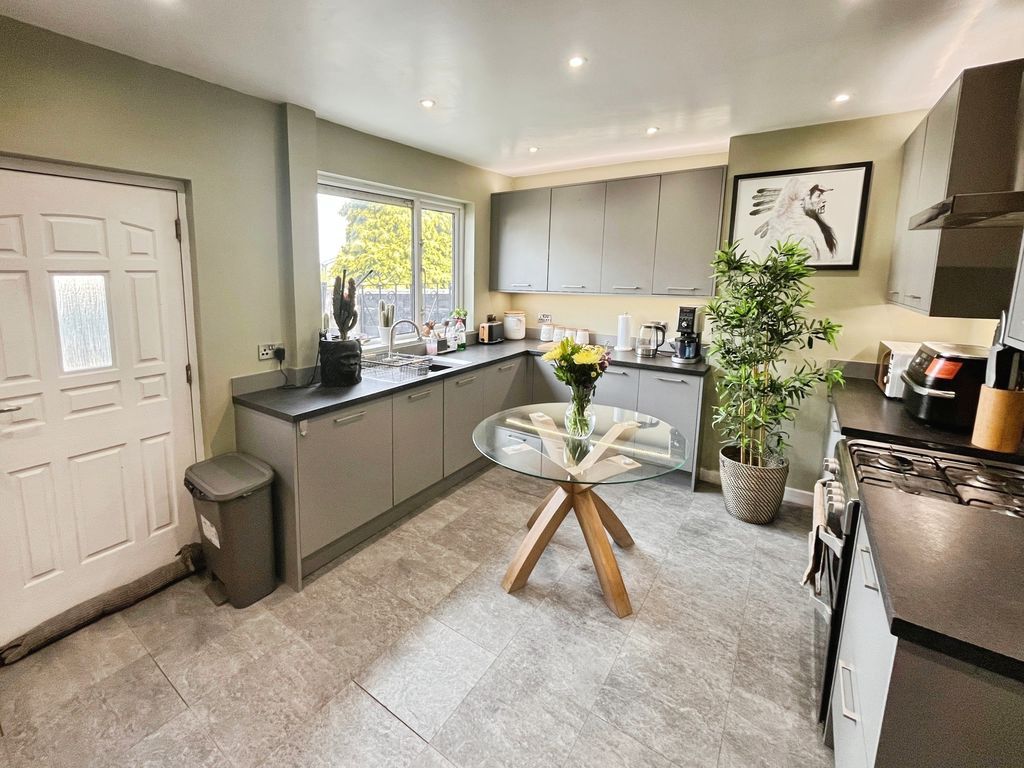 Property photo 3 of 11 Kitchen Diner