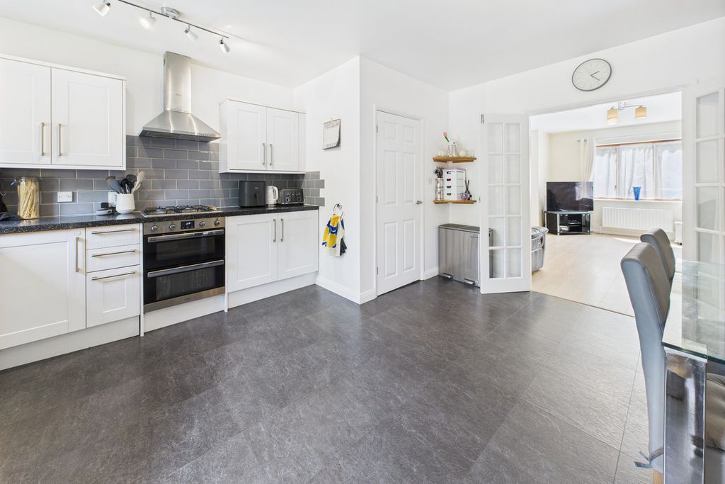 Property photo 3 of 24