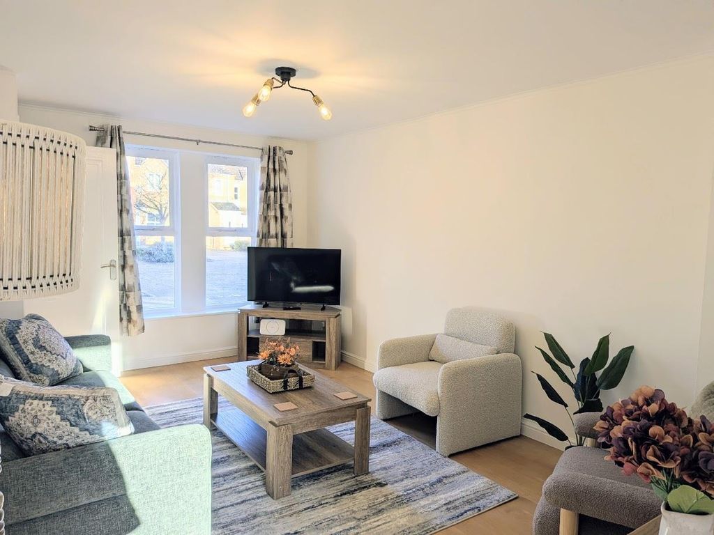 Property photo 2 of 8 Lounge.Jpg