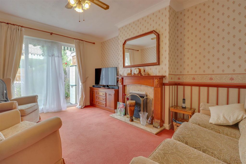 Property photo 2 of 18 32 Leasway_-5.Jpg