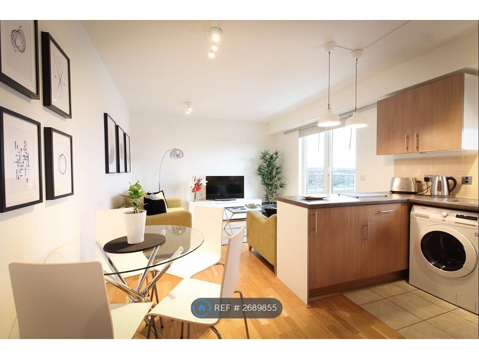 Property photo 3 of 10 Dining & Kitchen