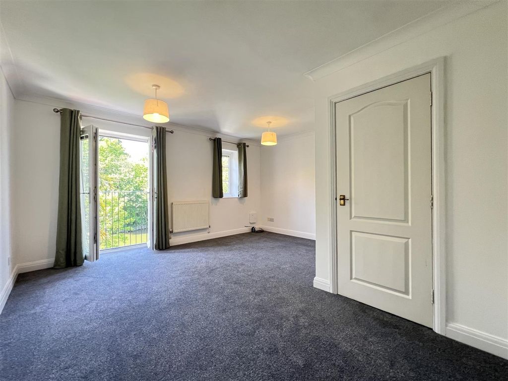 Property photo 3 of 16 Lounge