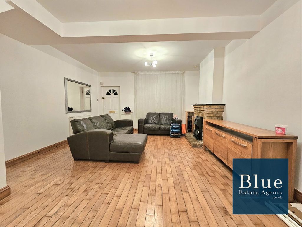 Property photo 3 of 12 Lounge