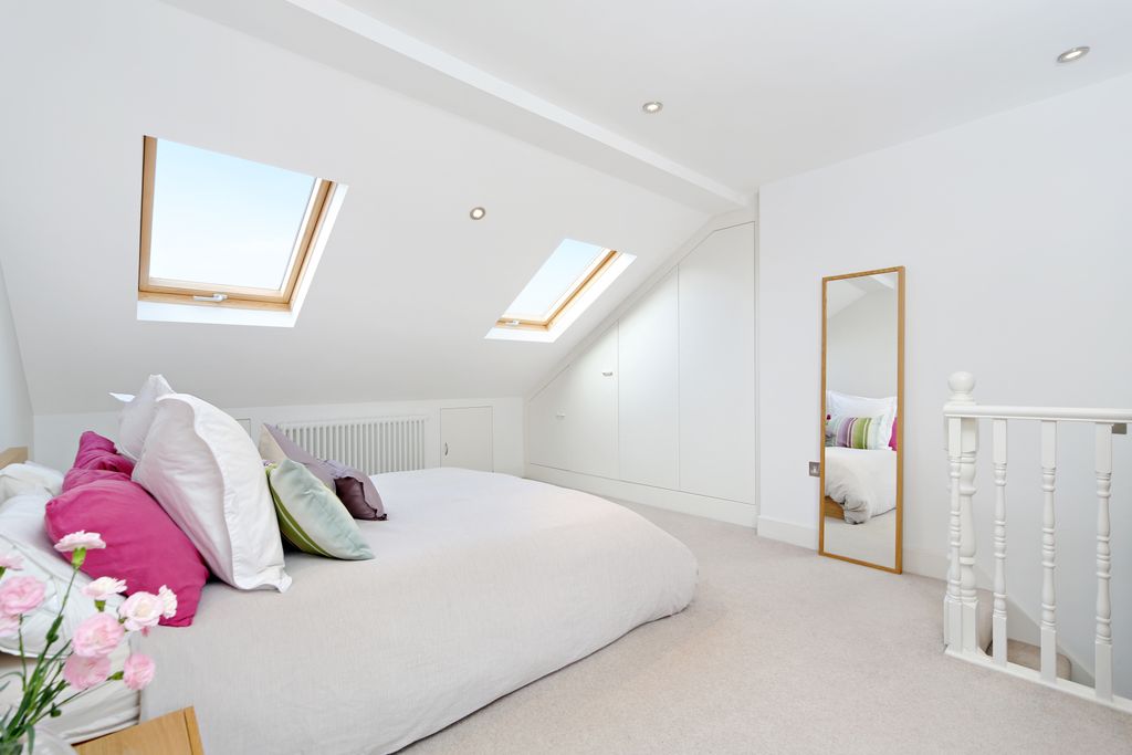 Property photo 3 of 10 Bedroom2